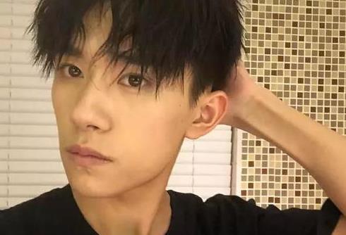 易烊千玺爆料发呆视频,揭秘偶像内心世界